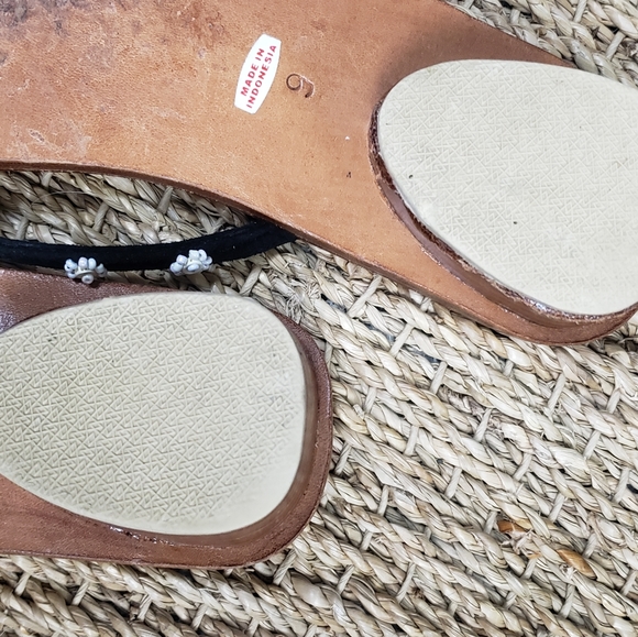 Mangos Shell & Bead Thong Sandals - Picture 8 of 10